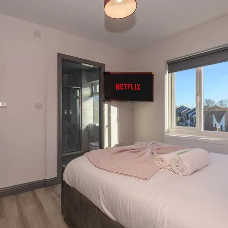 Lower Wortley 3 - Couples Haven With A Shared Kitchen - Pass The Keys