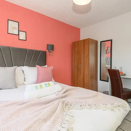 Lower Wortley 3 - Couples Haven With A Shared Kitchen - Pass The Keys
