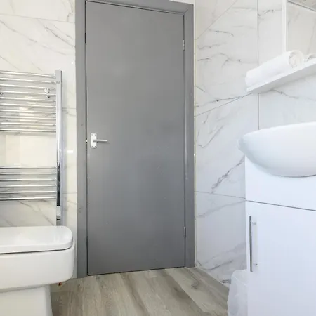 Lower Wortley 3 - Couples Haven With A Shared Kitchen - Pass The Keys * 利兹