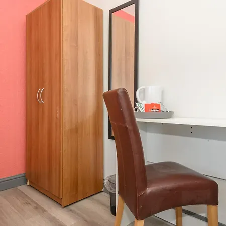 Lower Wortley 3 - Couples Haven With A Shared Kitchen - Pass The Keys *