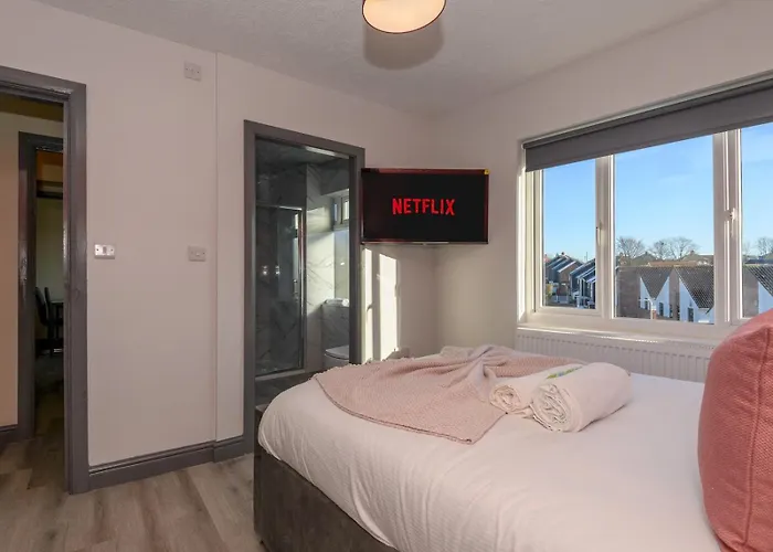 Lower Wortley 3 - Couples Haven With A Shared Kitchen - Pass The Keys