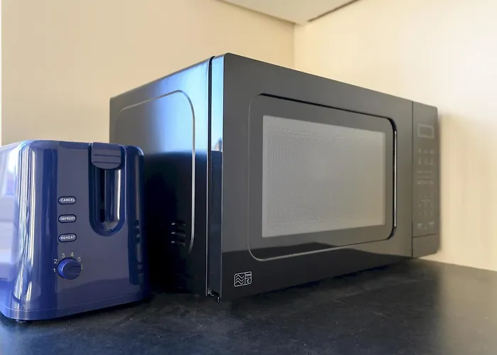 Lower Wortley 3 - Couples Haven With A Shared Kitchen - Pass The Keys *