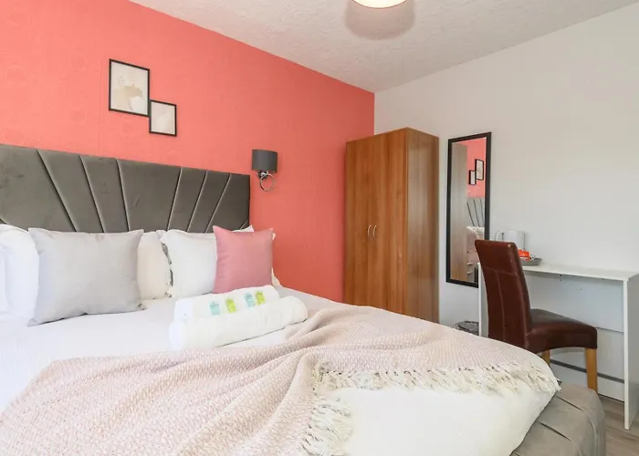 Lower Wortley 3 - Couples Haven With A Shared Kitchen - Pass The Keys